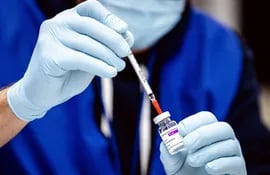 Una enfermera prepara en Holanda la aplicación de la vacuna desarrollada por AstraZeneca y Oxford.
