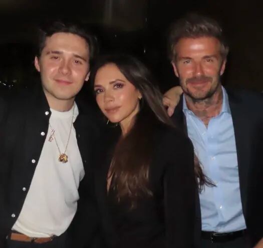 Victoria y David Beckham con el cumpleañero Brooklyn.