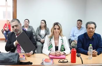 Los abogados Mario Elizeche y Paola Villalba, con Aurelio Espínola Caballero (der.). Juicio por el caso Fernando Nicora.