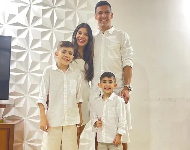 ¡Se agranda la familia! Fabián Balbuena y Adri Duarte con sus hijos Lucas y Liam. Pronto se sumará un nuevo integrante al clan Balbuena-Duarte.