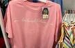 "Vive, ríe, lesbiana" es la leyenda estampada en una remera rosada colgada a la venta en un local de Target.