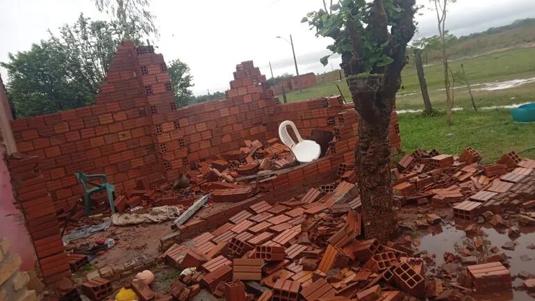 Un fuerte temporal destruyó varias viviendas en 25 de Diciembre.
