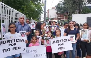 Familiares de Fernando Báez Sosa se manifestaron frente a la Embajada de Argentina en nuestro país.