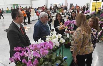 Técnicas del MAG, especialistas en floricultura, con representantes del Abasto Norte, la Misión técnica de Taiwán y visitantes de la muestra de floricultura.