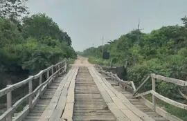 Los puentes en su mayoría son de madera y deben ser reparados constantemente.