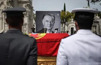 Restos mortales del difunto ex presidente portugués Jorge Sampaio en el cementerio de Alto de Sao Joao en Lisboa, Portugal.