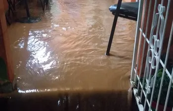 Una casa inundada tras tormenta, en Ñemby