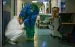 Una enfermera vestida con equipo de protección consuela a otra en un hospital de Cremona, Italia, donde tratan a pacientes con coronavirus. (Foto ilustrativa).