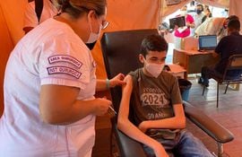 La vacunación contra el covid-19 es actualmente para chicos de 12 años en adelante, con la aplicación de terceras dosis para esa población desde esta semana.