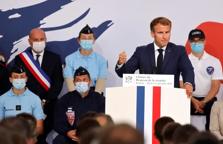 El presidente de Francia Emmanuel Macron da un discurso en la Academia de Policía de Roubaix.