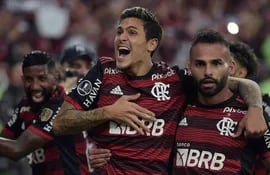 Pedro (c) celebra con sus compañeros el gol de la victoria para Flamengo ante Corinthians.