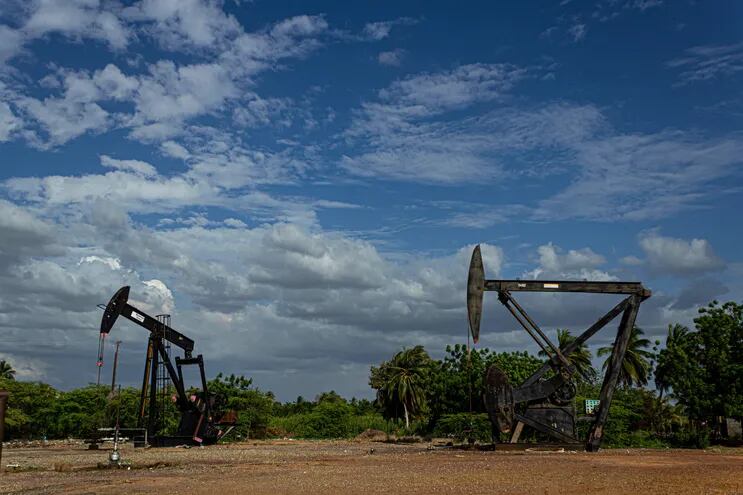 Vista externa de un balancín extractor de petroleo,en Cabimas (Venezuela). (EFE)