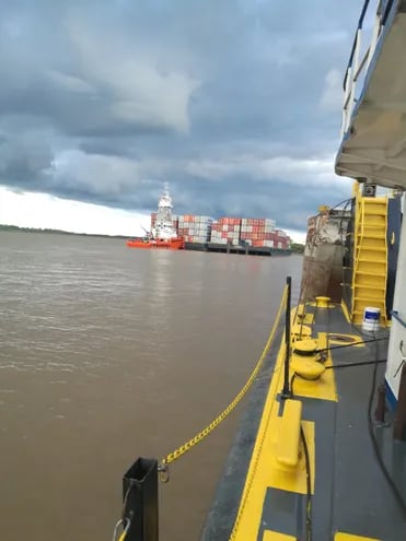 Fotografía tomada desde una de las muchas embarcaciones en espera en Km 61 del río Paraguay, en la zona de Vuelta Queso.