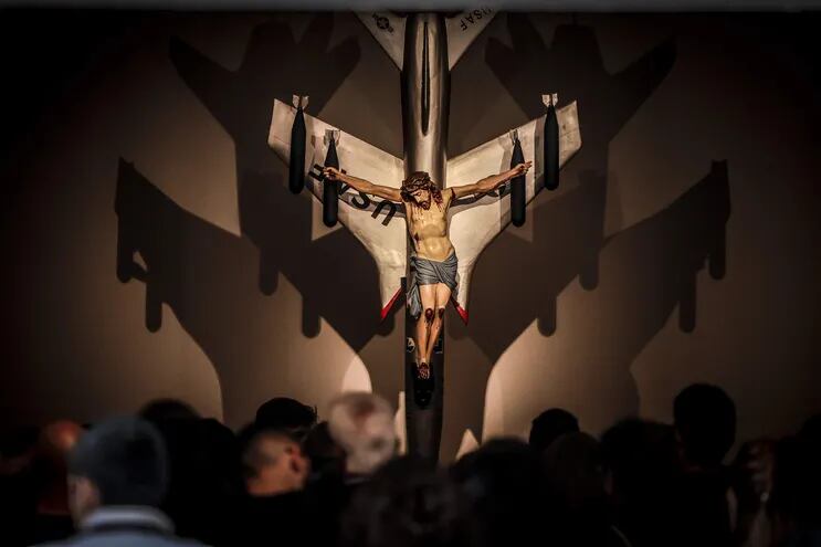 “La civilización occidental y cristiana”, obra de León Ferrari en la que se representa a un Cristo crucificado sobre un avión de guerra estadounidense.