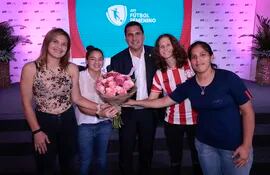 El presidente de la Asociación Paraguaya de Fútbol, Robert Harrison en medio de algunas de las personalidades que acudieron a la presentación del calendario del fútbol femenino.