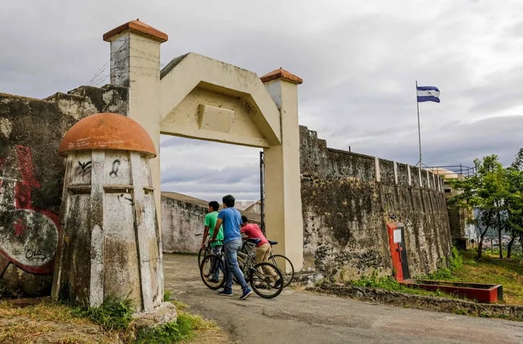 Turistas llegan a la Fortaleza El Coyotepe, administrada por la Asociación de Boy Scouts de Nicaragua, en Masaya, Nicaragua.