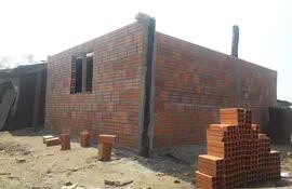 Esta tomando forma la nueva casa de Doña Evarista y su familia en San Carlos, distrito de Fuerte Olimpo.
