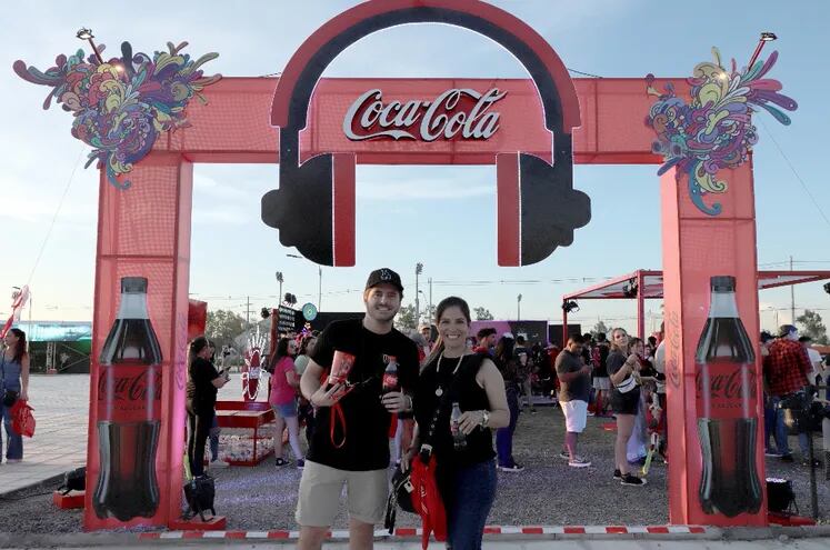 Federico Espínola y Alejandra Gómez en el stand de Coca-Cola.