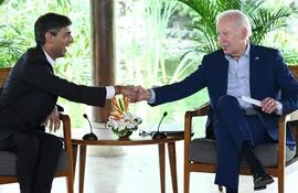 El primer ministro británico Rishi Sunak (a la izquierda) y el presidente estadounidense Joe Biden durante la cumbre del G20 en Bali, Indonesia, este miércoles.