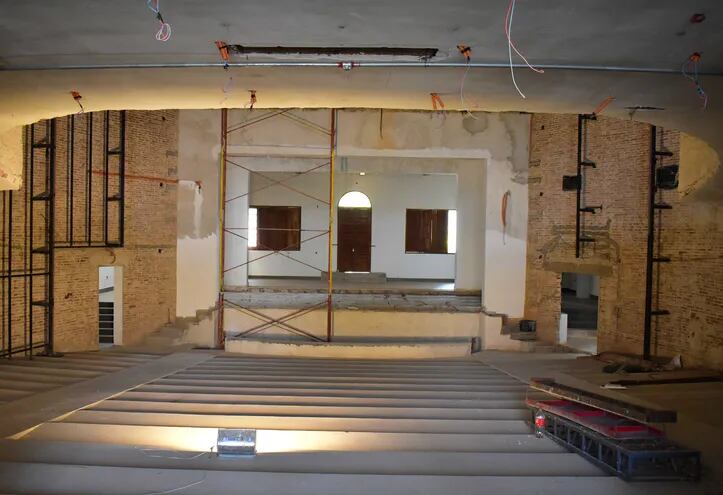 Escenario principal del emblemático teatro municipal de Villarrica en estado de abandono.