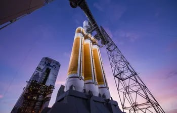Fotografía cedida por la compañía United Launch Alliance (ULA) donde se muestra su cohete pesado Delta IV, que transporta la misión NROL-70 para la Oficina Nacional de Reconocimiento (NRO), durante la preparación para su lanzamiento este martes desde el Complejo de Lanzamiento Espacial-37 de la Fuerza Espacial en Cabo Cañaveral, Florida (EE.UU.).