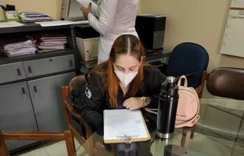 Celia Romina Alfonso Vera, lee el acta de procedimiento tras quedar detenida.