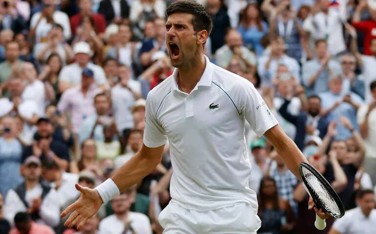 Novak Djokovic celebra después de vencer a Denis Shapovalov y llegar a la final del torneo de Wimbledon.