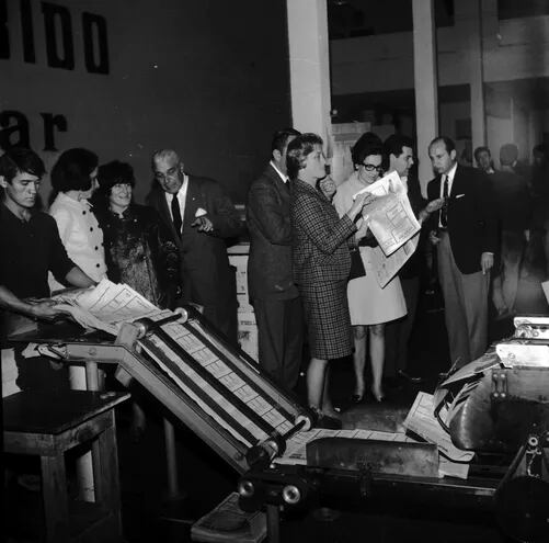 En la sala de impresión de ABC Color durante el festejo del primer aniversario en 1968.