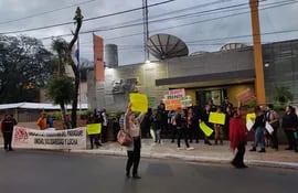 Manifestación realizada el 12 de octubre de 2022 para exigir el cese del acoso sexual y medidas contra Carlos Granada, frente a Albavisión en el barrio Sajonia.
