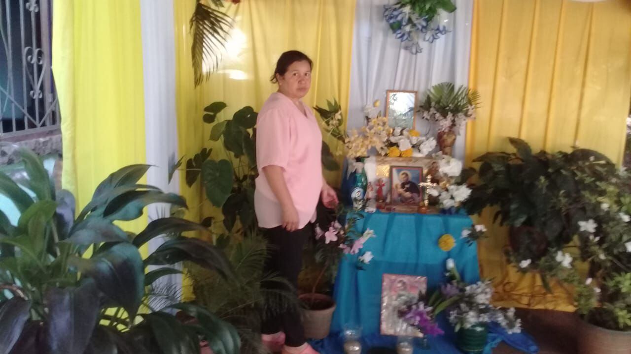 La señora Felipa Vallejos posa al costado del altar que preparó en su casa del barrio Pai Ñu en honor de San Cayetano y ofreció más de 200 platos a los lugareños. La celebración religiosa estuvo a cargo del seminarista, Santiago Gabriaguez.