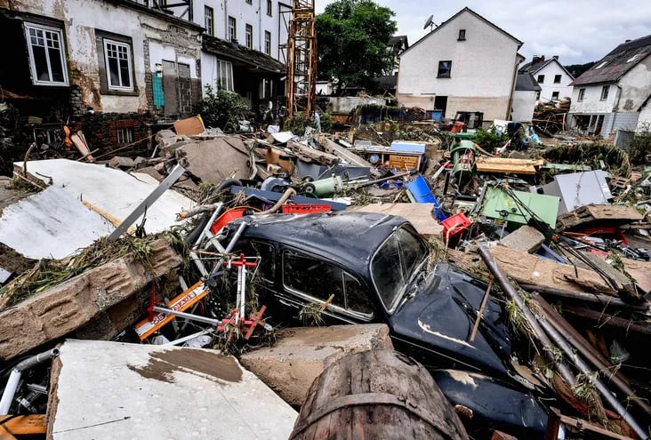 Escombros cubren las calles de la localidad de Schuld, en el distrito de Ahrweiler tras la fuerte crecida del río Ahr. La fuertes lluvias y tormentas que azotan desde el martes el oeste de Alemania, han dejado un saldo de al menos diecinueve muertos y decenas de desaparecidos.