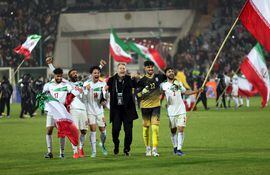 El entrenador Dragan Skocic festeja con algunos de sus jugadores la clasificación de Irán al Mundial de Qatar 2022.