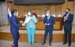 La senadora Blanca Ovelar, el presidente del Congreso Óscar Cachito Salomón y Diego Sánchez Hasse hacen entrega del premio nacional de música en la categoría Popular a Néstor López por la canción "Mamáma".
