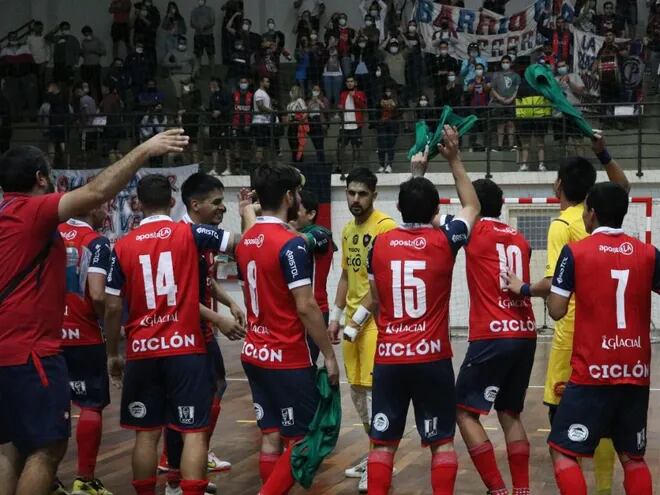 Los jugadores de Cerro Porteño festejan con los hinchas la clasificación a la final de la Liga Premium de Futsal FIFA.