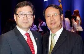 han-deog-cho-y-el-embajador-de-corea-myung-jae-hahn--211413000000-1412420.jpg
