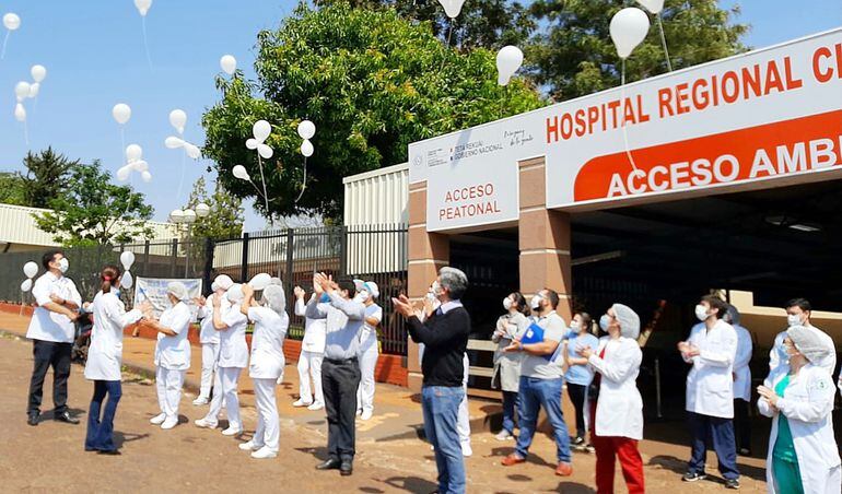 Médicos y enfermeras de Ciudad del Este lanzaron globos en homenaje al profesional  de blanco que falleció ayer a causa del covid-19.