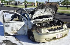 Automóvil se incendió en la costanera de Asunción, este sábado.