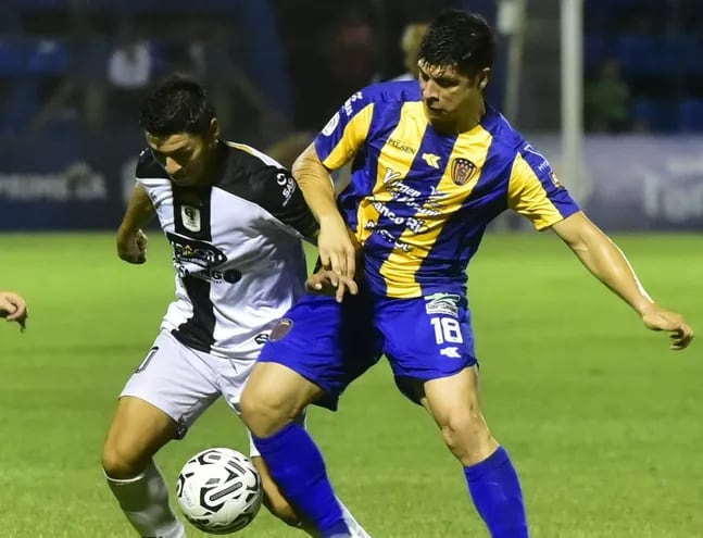 Rodrigo Rojas disputa la posesión de la pelota con Derlis Rodríguez