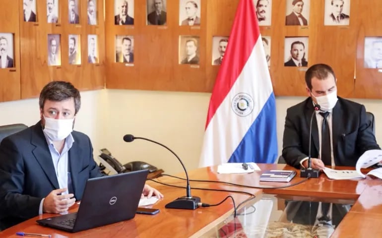Rolando Sapriza, director; e Iván Haas, viceministro de Economía, durante la conferencia de prensa virtual de ayer.