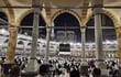 Musulmanes cumplen con el rito de girar alrededor de la Kaaba -Arabia Saudita- en el mes sagrado del Islam, el Ramadán. Este festividad llegará a su fin esta noche.
