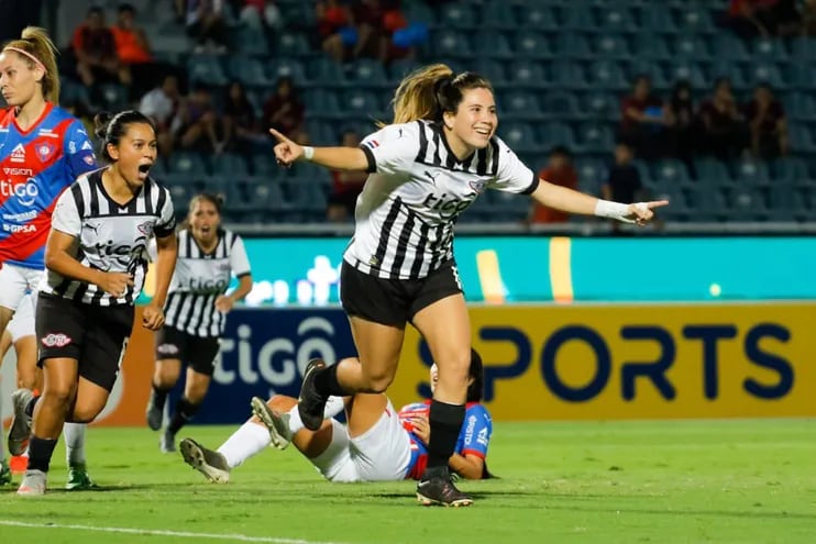 Erika Cartaman festejando el primer gol