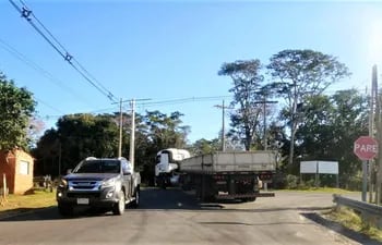 Denuncian que camiones de gran porte acceso Carapeguá-Nueva Italia ocasionan hundimientos de la capa asfáltica.