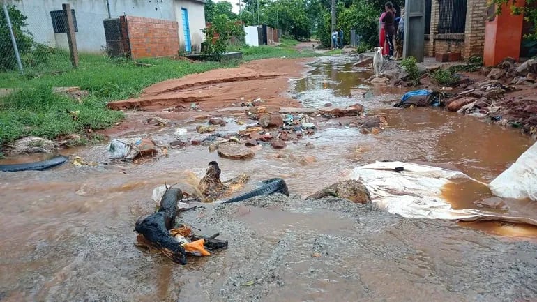 El barrio Tajy Poty de Areguá también fue afectado por el temporal. Las calles están destrozadas.