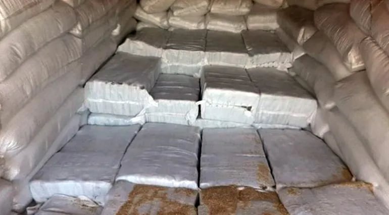 Parte del cargamento de arroz que fue contaminado con los panes de la droga confiscada.