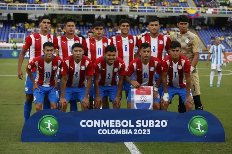 La formación base de la selección paraguaya con la que arrancó el partido del sábado  contra Argentina y a la que le ganó 2-1. (EFE)