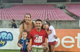 Richard Franco posa con su esposa e hijos junto al  trofeo.