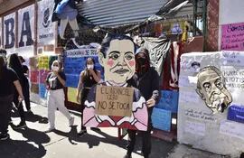Estudiantes protestaron ayer con creativos carteles en el Instituto Superior de Bellas Artes, en contra de Hambre Cero y para exigir garantías a proyectos de Fonacide.