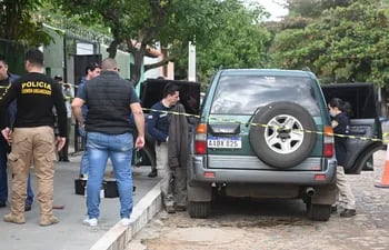 Policías de Crimen Organizado y Homicidios verifican el vehículo de Óscar González en la calle.