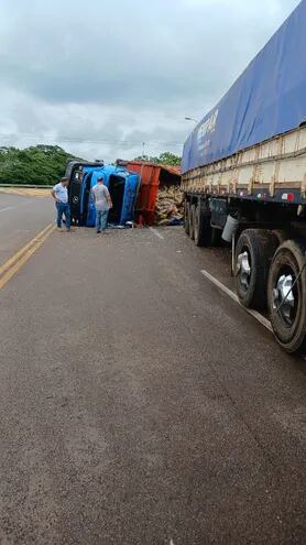 Camión transportador de fideo perdió el control y volcó a un costado de la ruta en La Colmena.