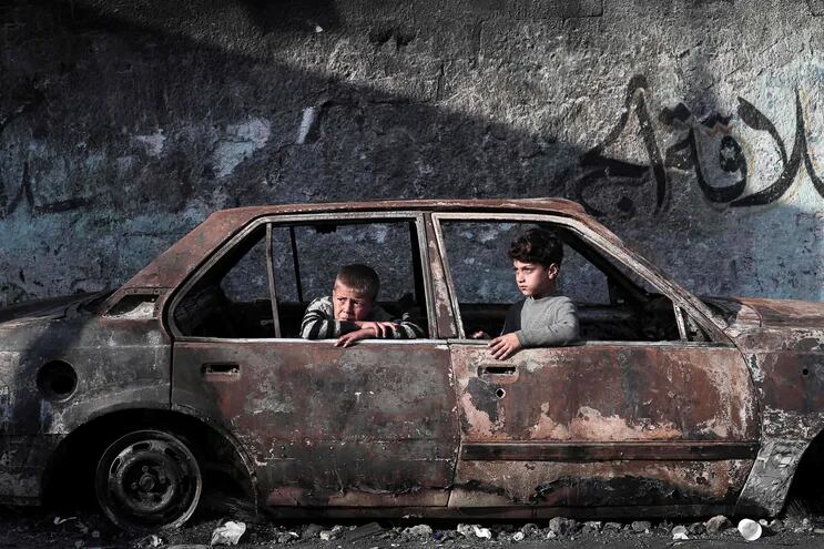 Dos niños dentro de los restos de un automóvil destruido en Rafah, en el sur de la Franja de Gaza, el miércoles.
